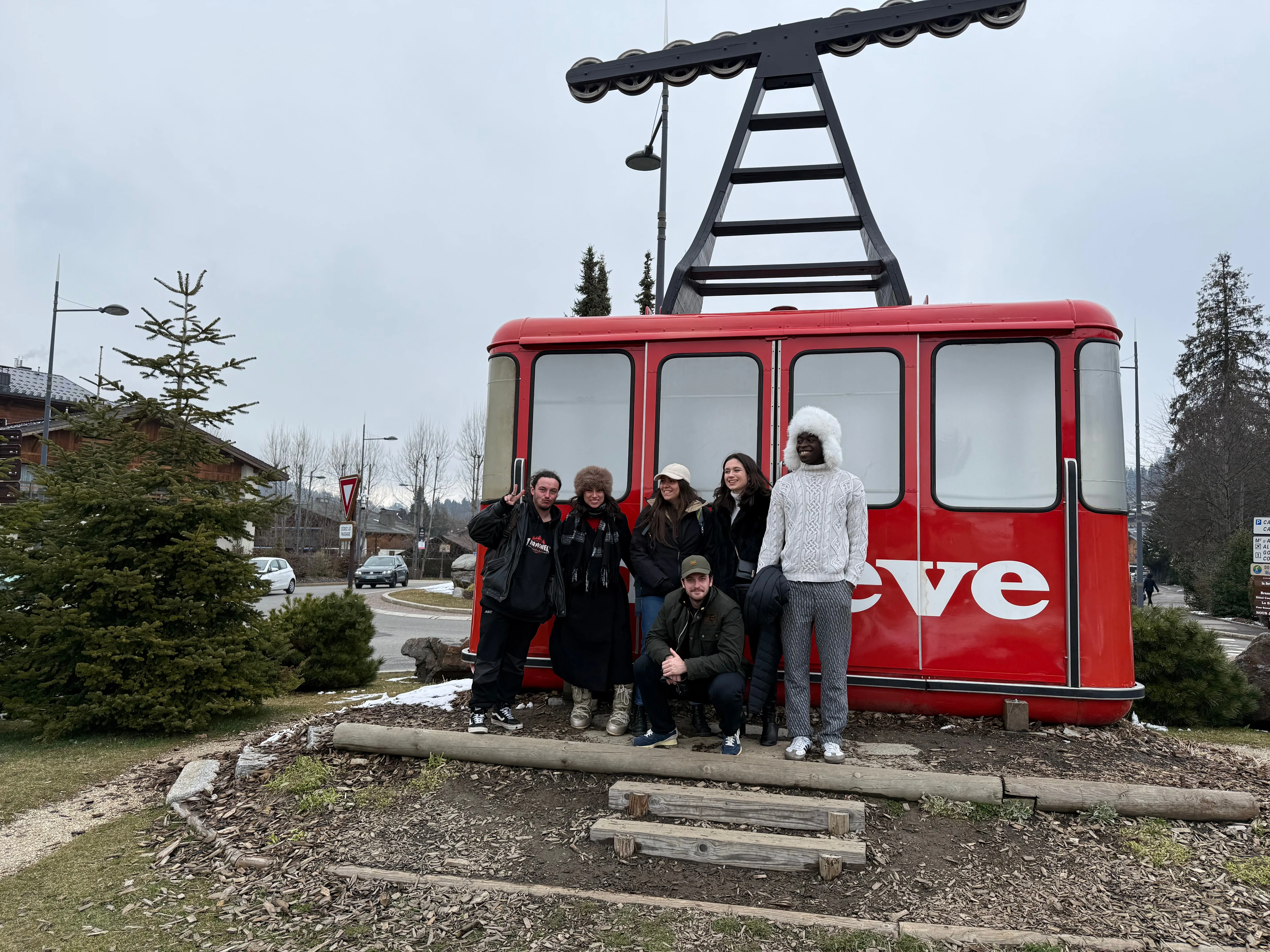Le groupe pose devant l'ancienne cabine de téléphérique rouge de Megève.