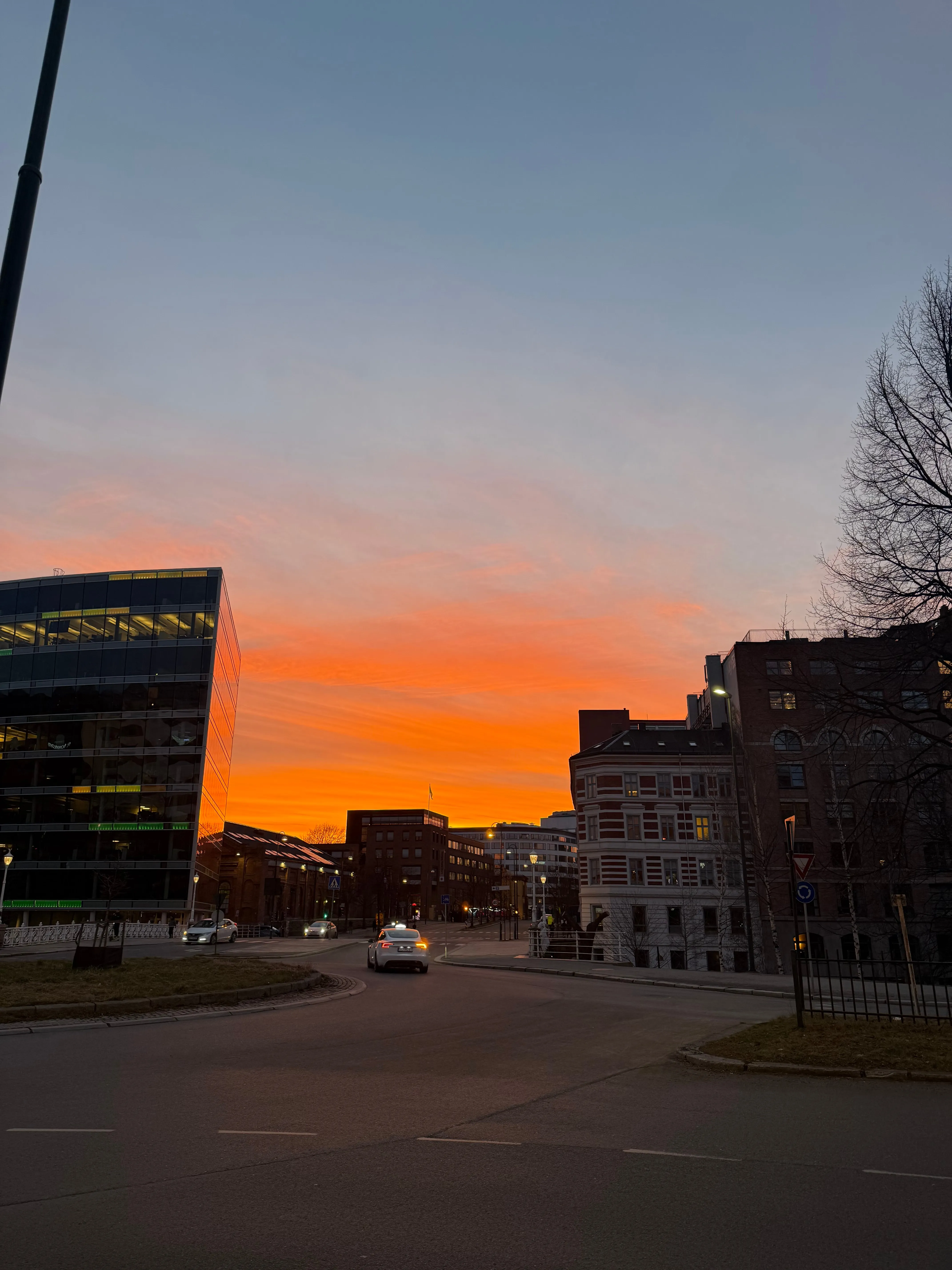Un ciel orange au coucher du soleil au-dessus des immeubles d'Oslo.