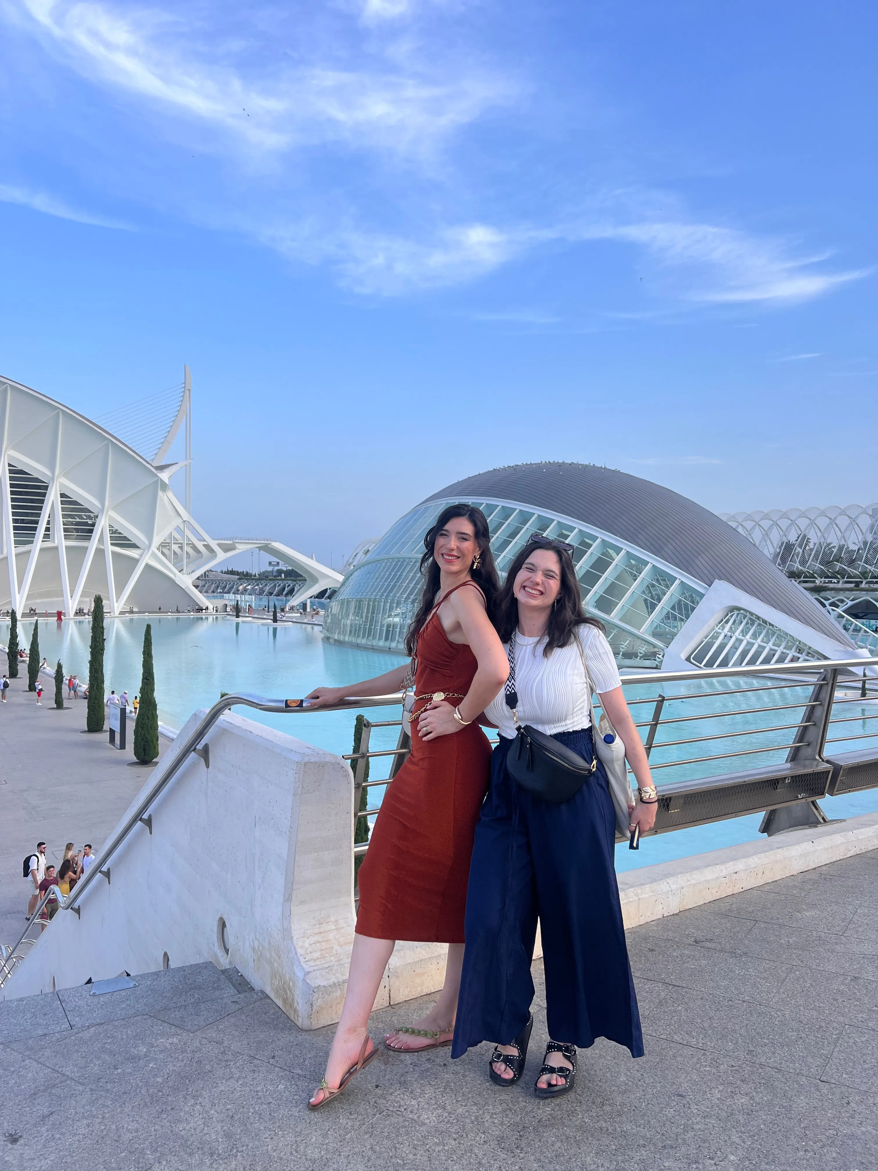Deux participantes posent devant l'Hemisfèric de la Cité des Arts et des Sciences.