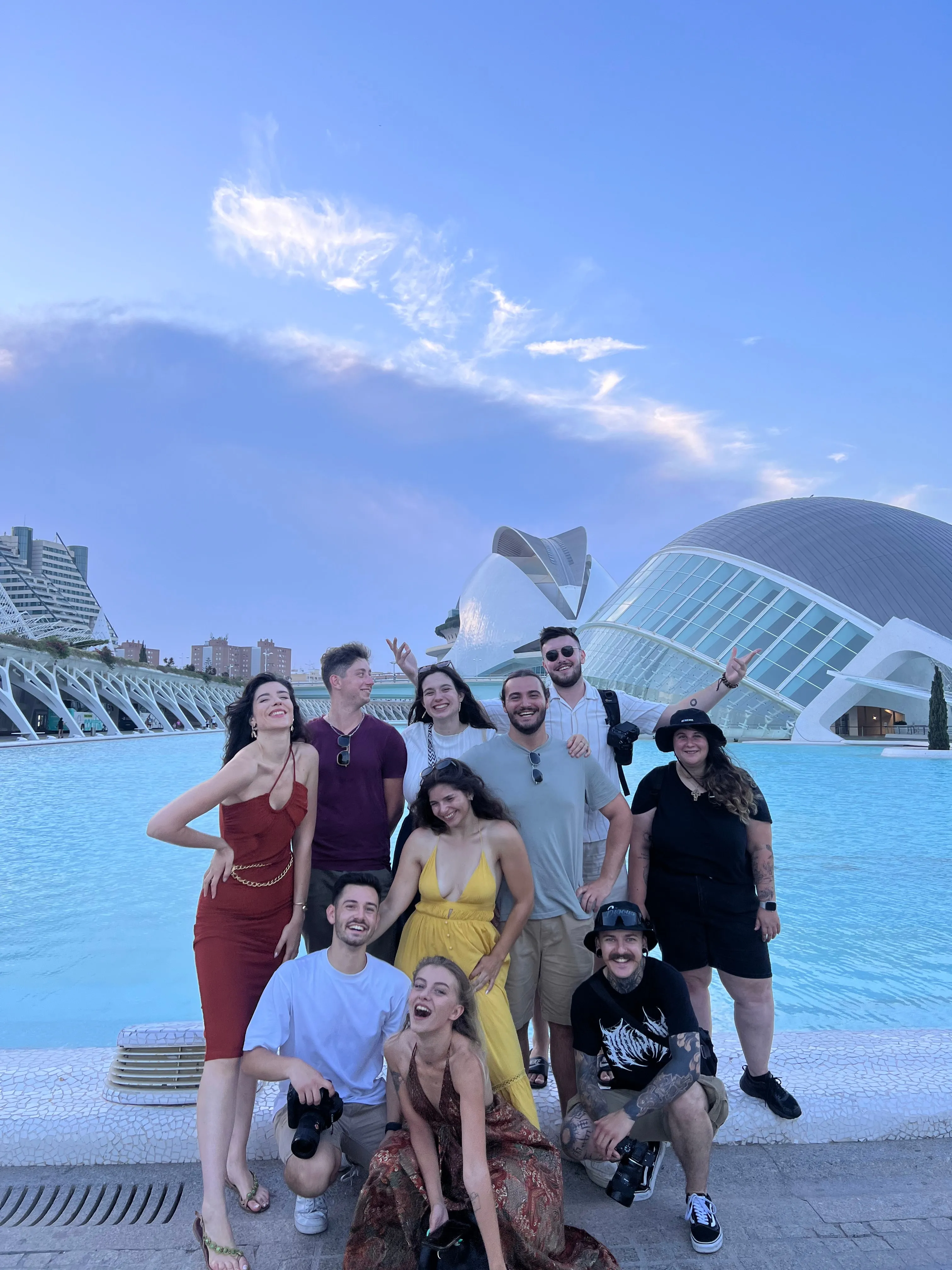 Le groupe de l'édition Valencia pose au soleil devant l'architecture blanche de la Cité des Arts et des Sciences.