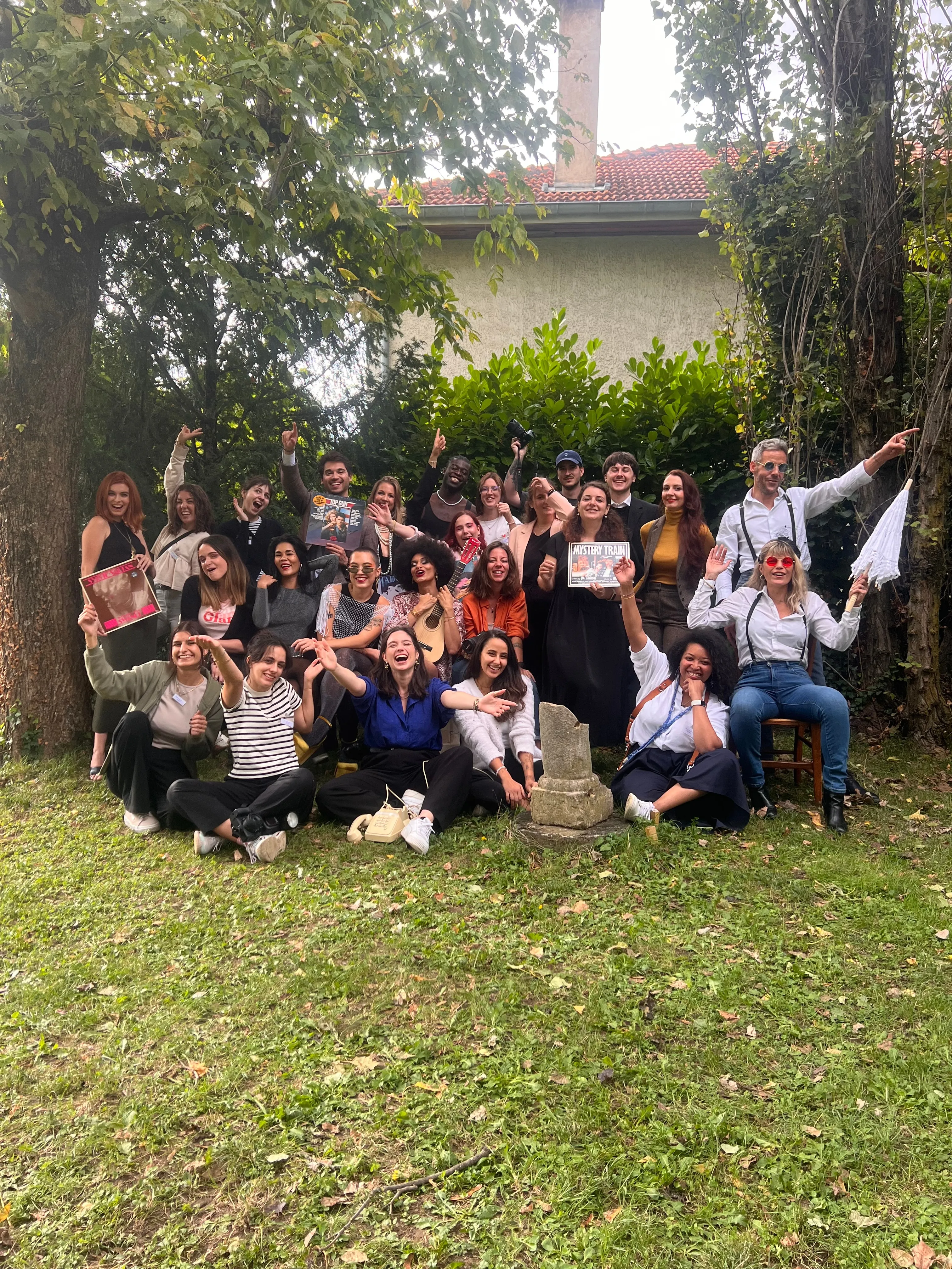 Le groupe de l'édition Vintage réuni dans le jardin, bras levés.