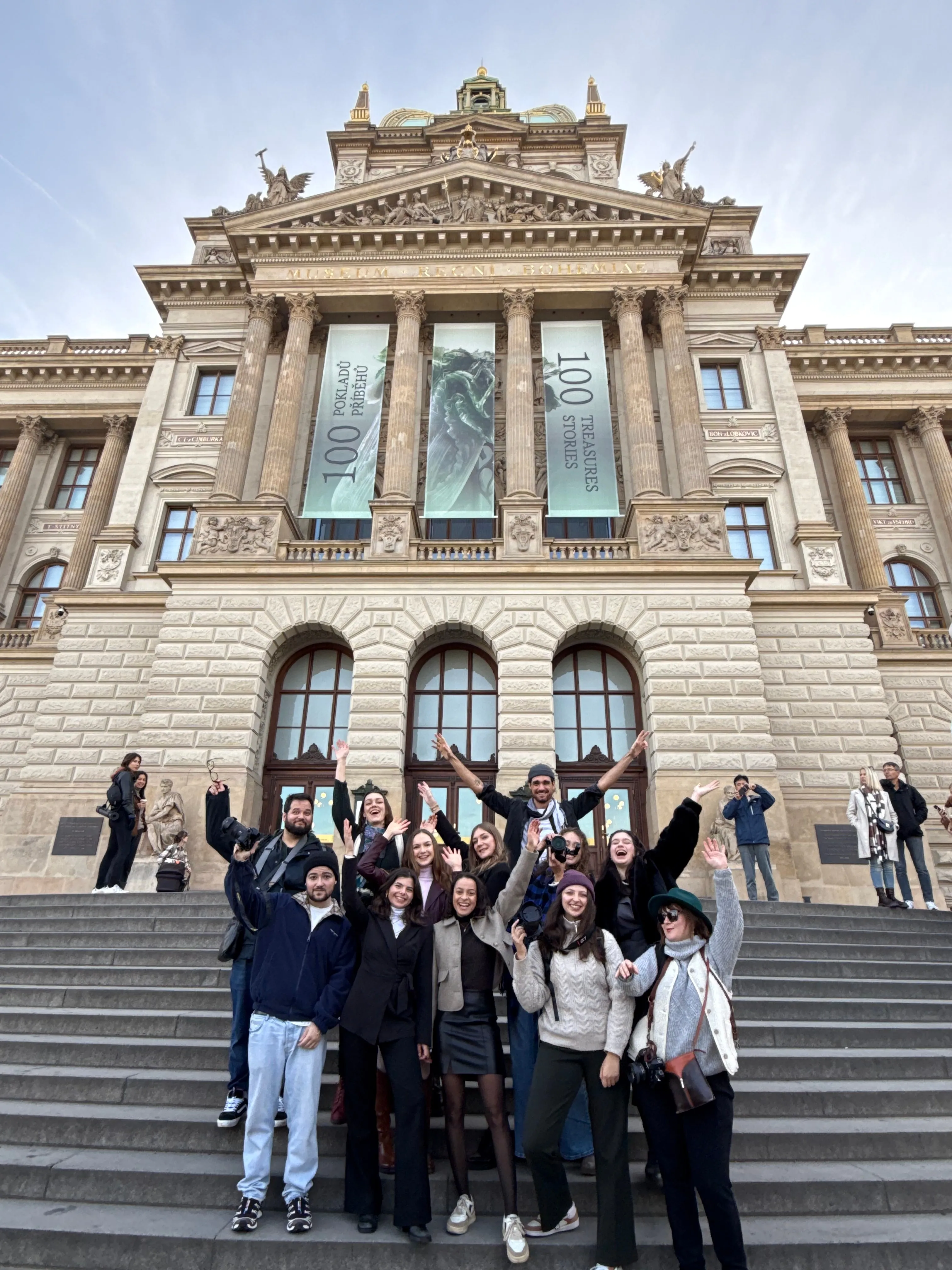 Les participants de l'édition Prague, bras levés sur les marches du Musée national.