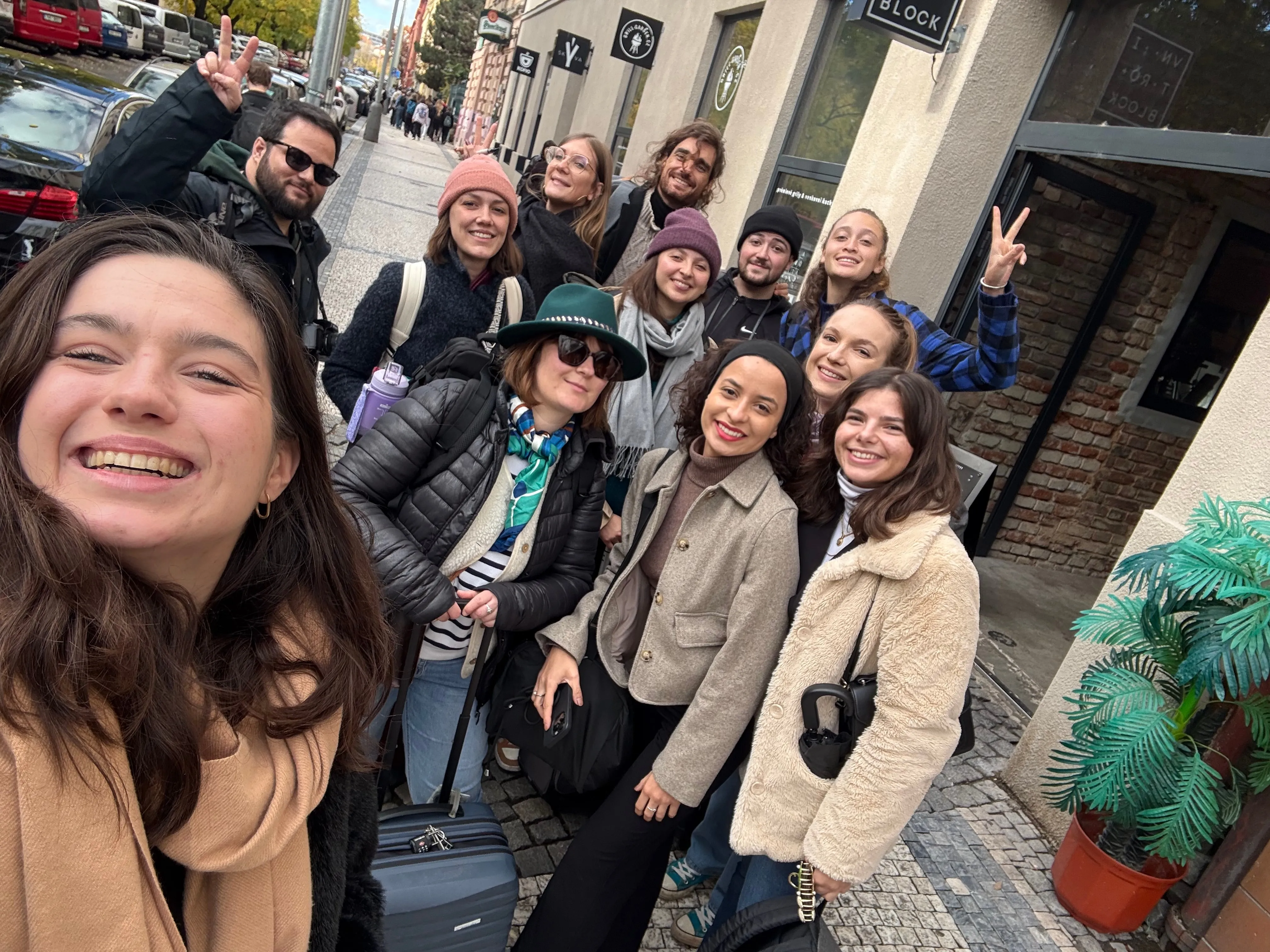 Selfie souriant des participants de l'édition Prague dans une rue de la ville.