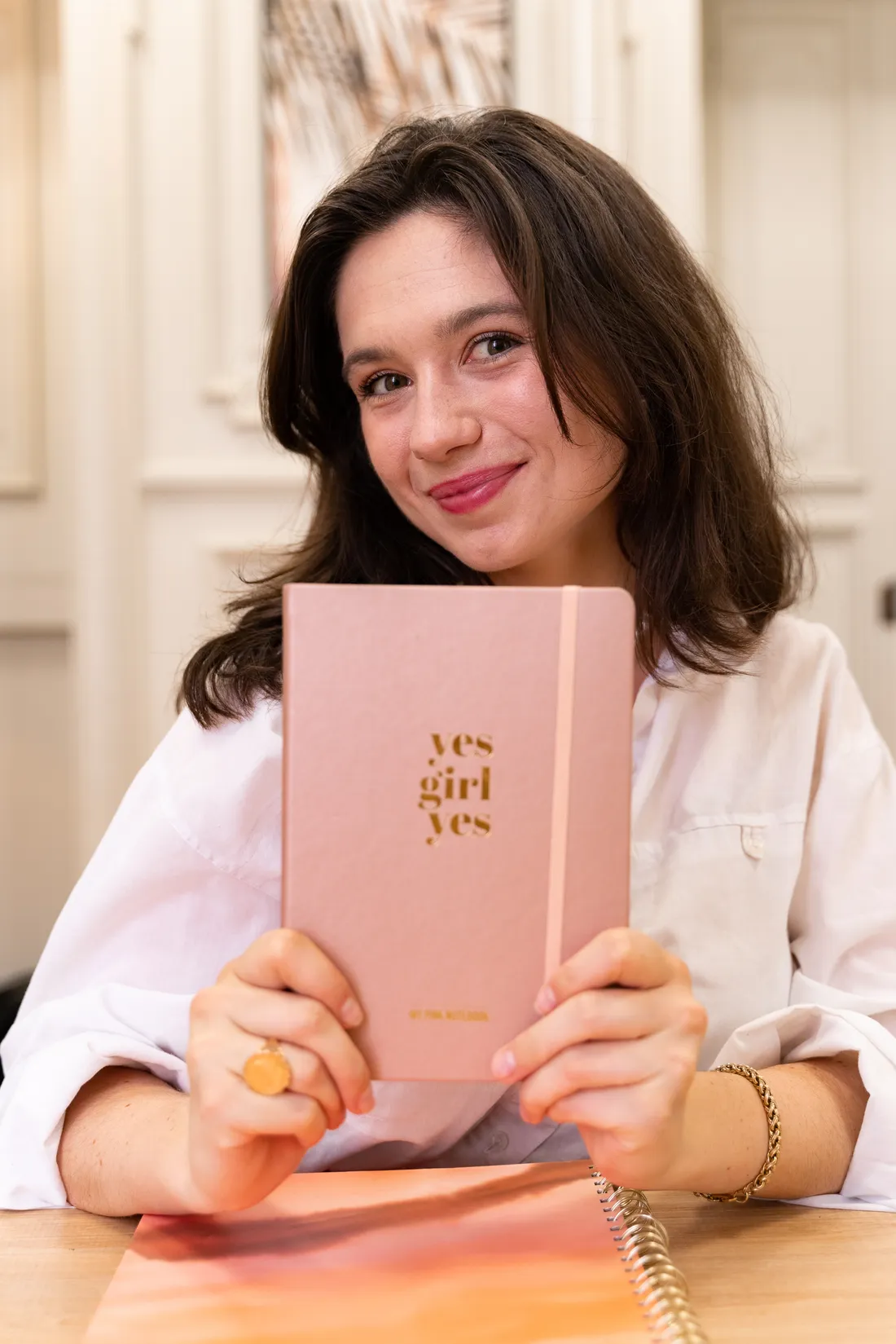 Johanne Perrin pose comme modèle lors d’un shooting professionnel.
