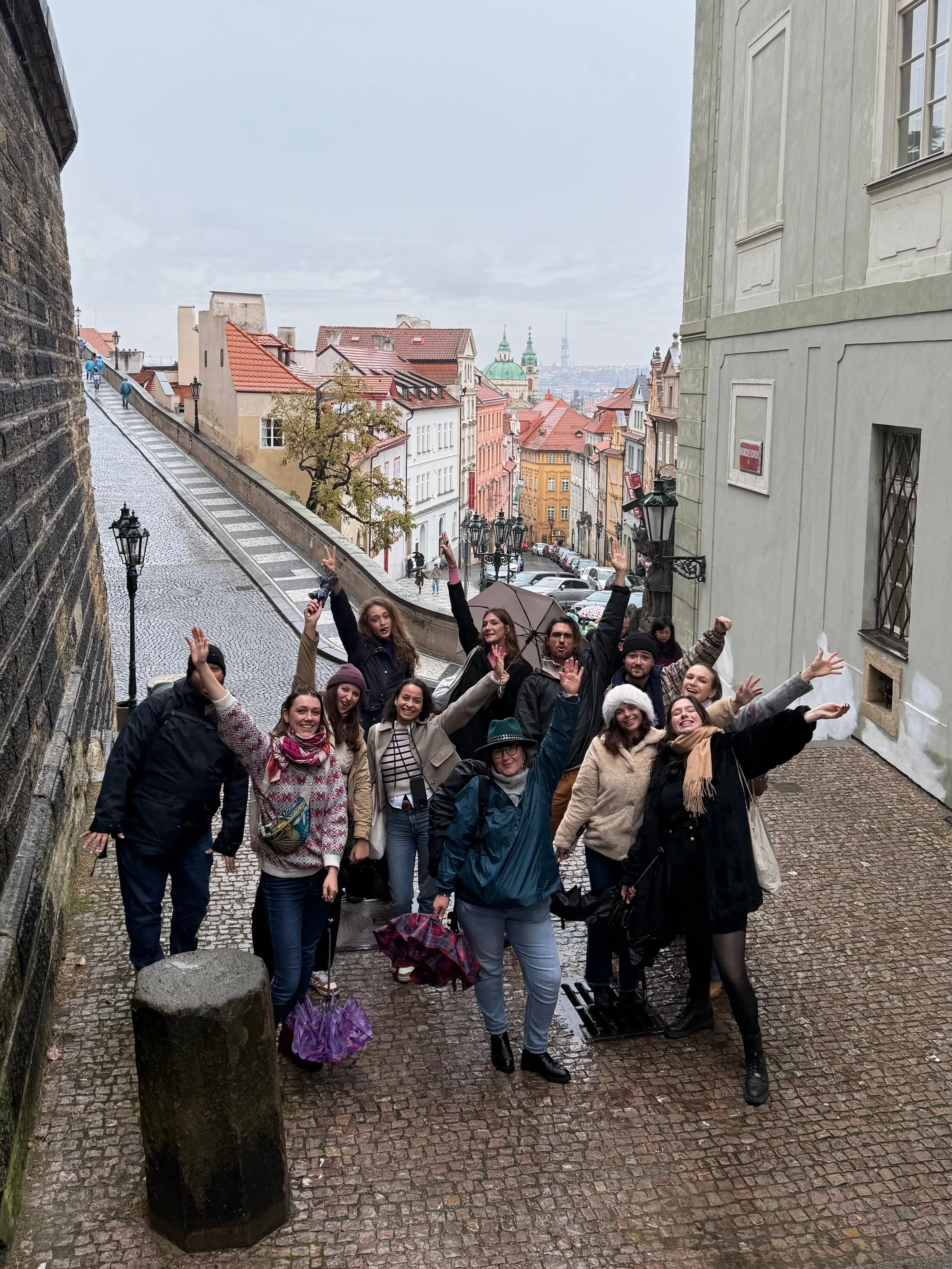 Le groupe de l'édition Prague réuni dans une ruelle pavée qui descend vers les toits de la ville.