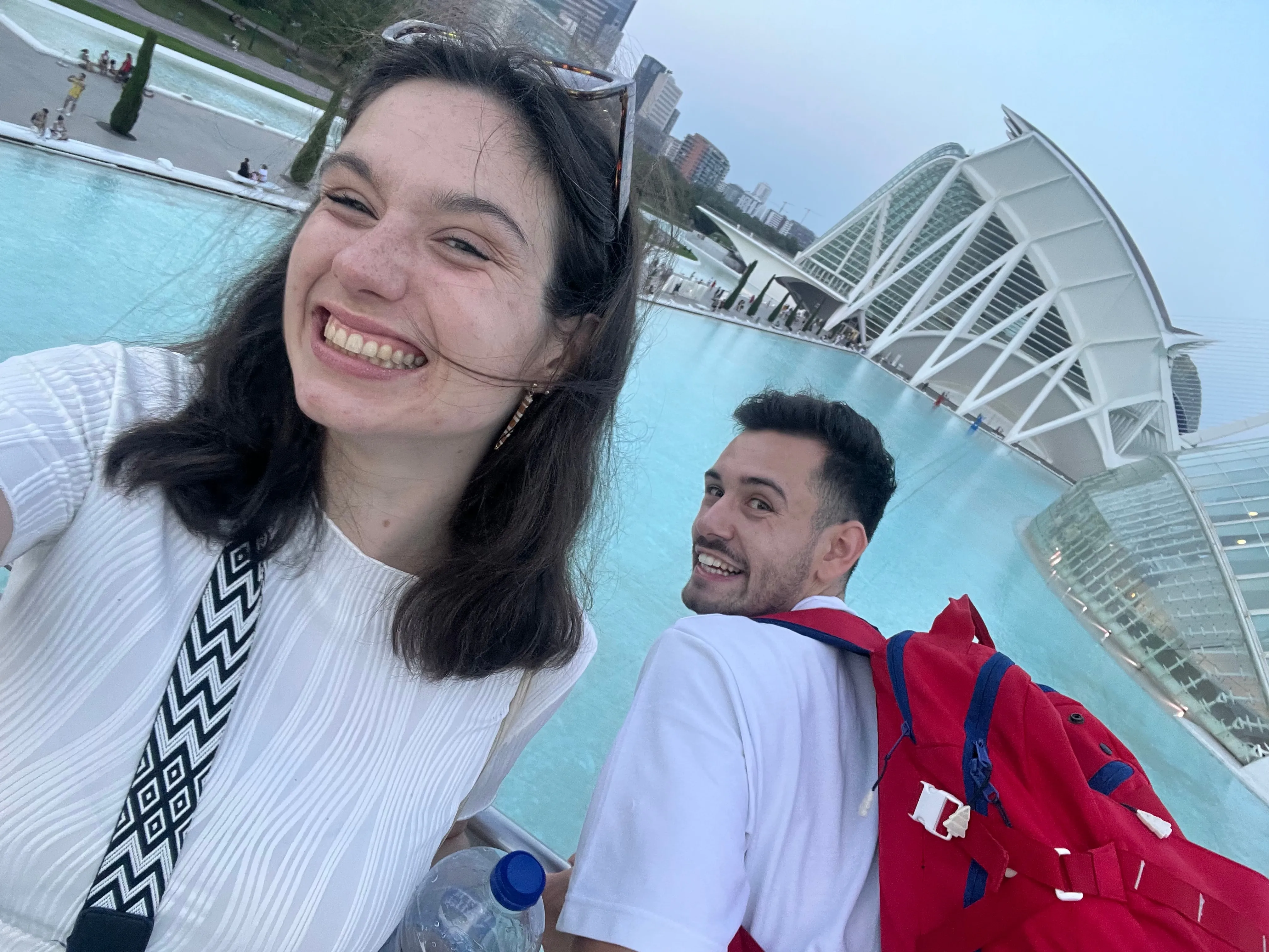 Selfie souriant de deux participants devant le musée des Sciences de Valencia et ses bassins.