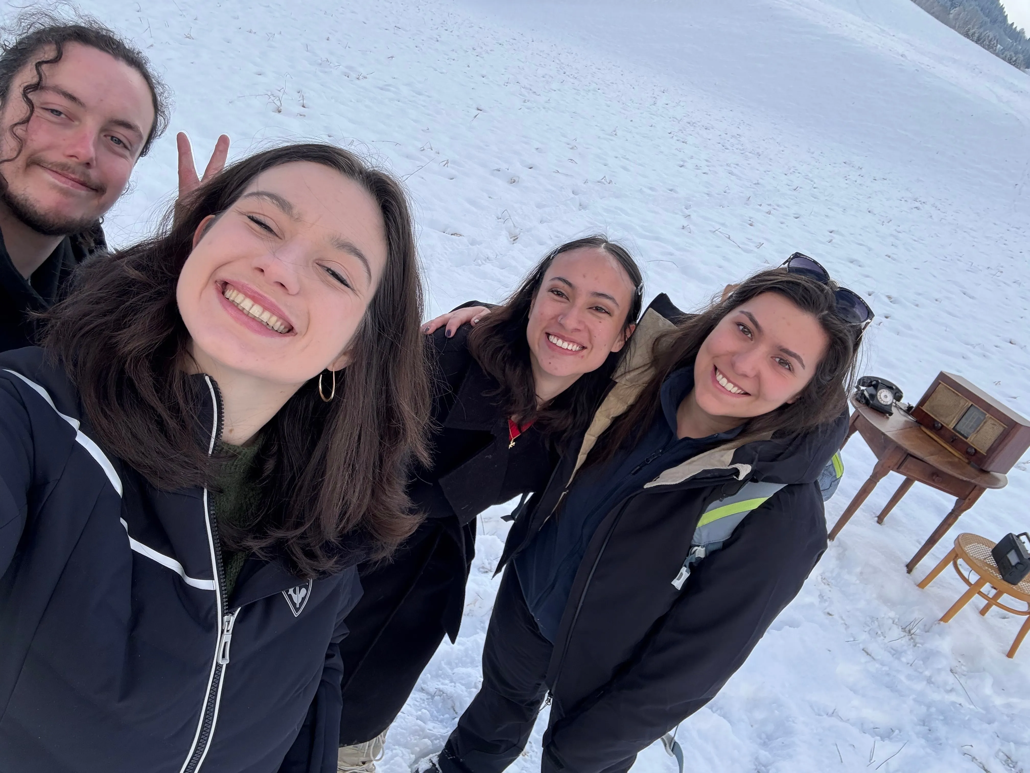 Selfie de quatre participants souriants dans un champ de neige.