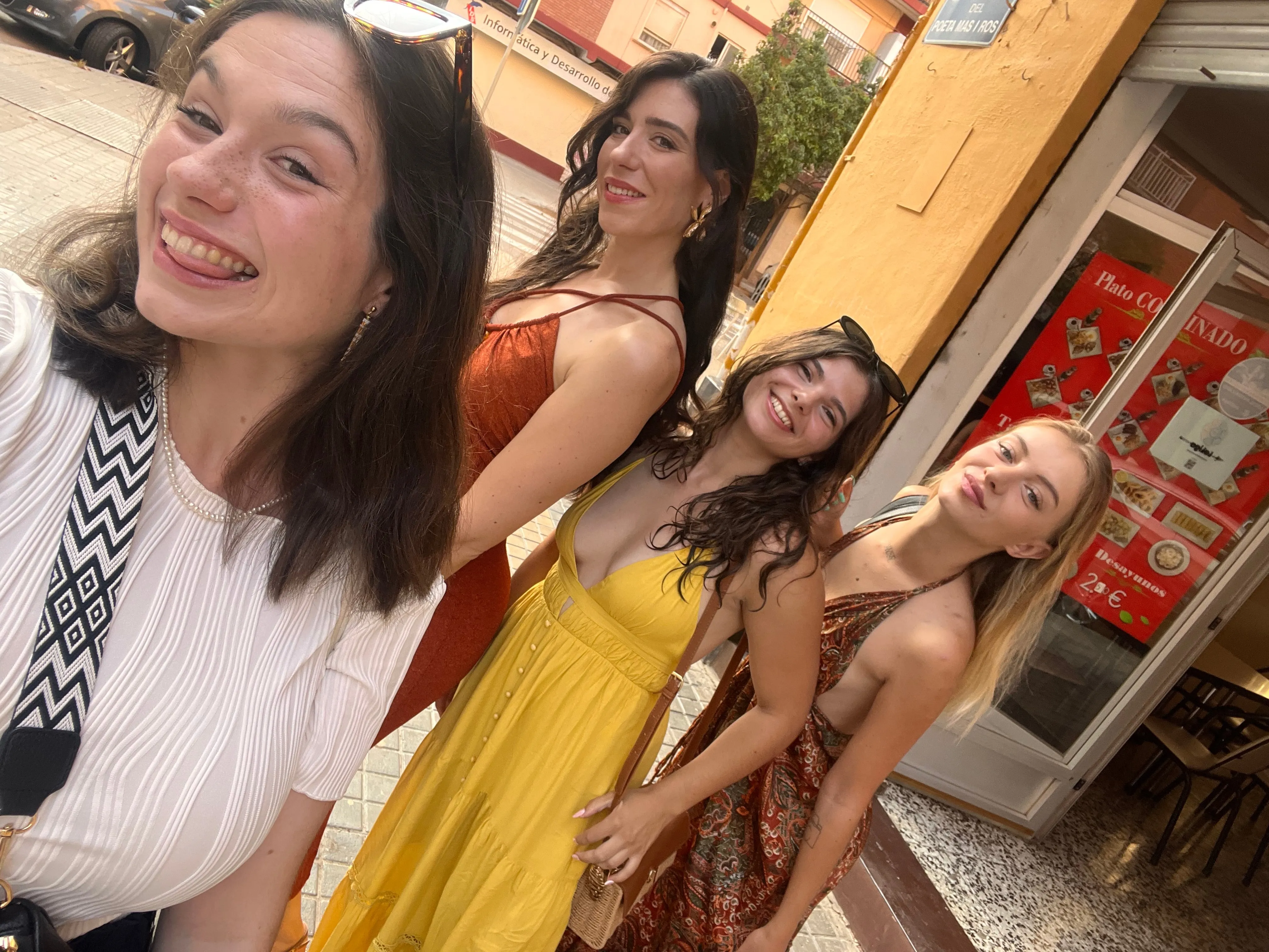 Selfie de quatre participantes souriantes dans une rue de Valencia.